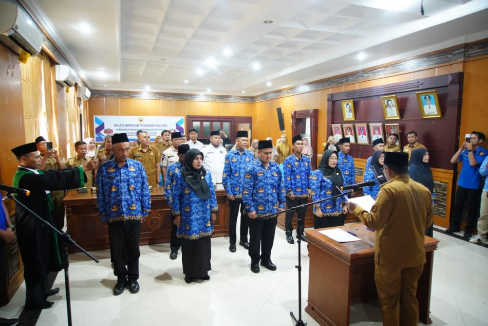 Bupati Eka Putra Ambil Sumpah 12 Pegawai PPPK Tanah Datar.