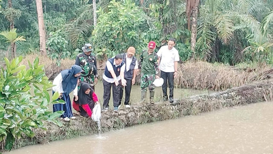 Peduli Ekonomi Warga, Satgas TMMD Kodim 0310/SS Tebar Benih Ikan di Sungai Kambut