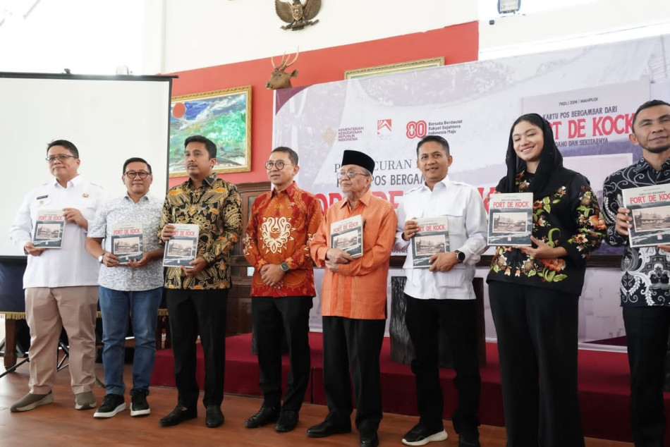Menbud Fadli Zon Luncurkan Buku Kartu Pos Fort De Kock.