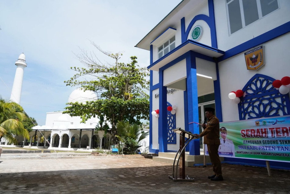 Dirut Bank Nagari Serahkan Gedung ke Bupati dan Ketum MUI Tanah Datar.