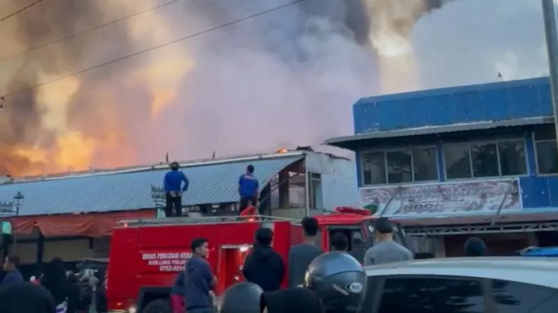 Api Mengamuk di Subuh Buta Hanguskan Pasar Kota Payakumbuh