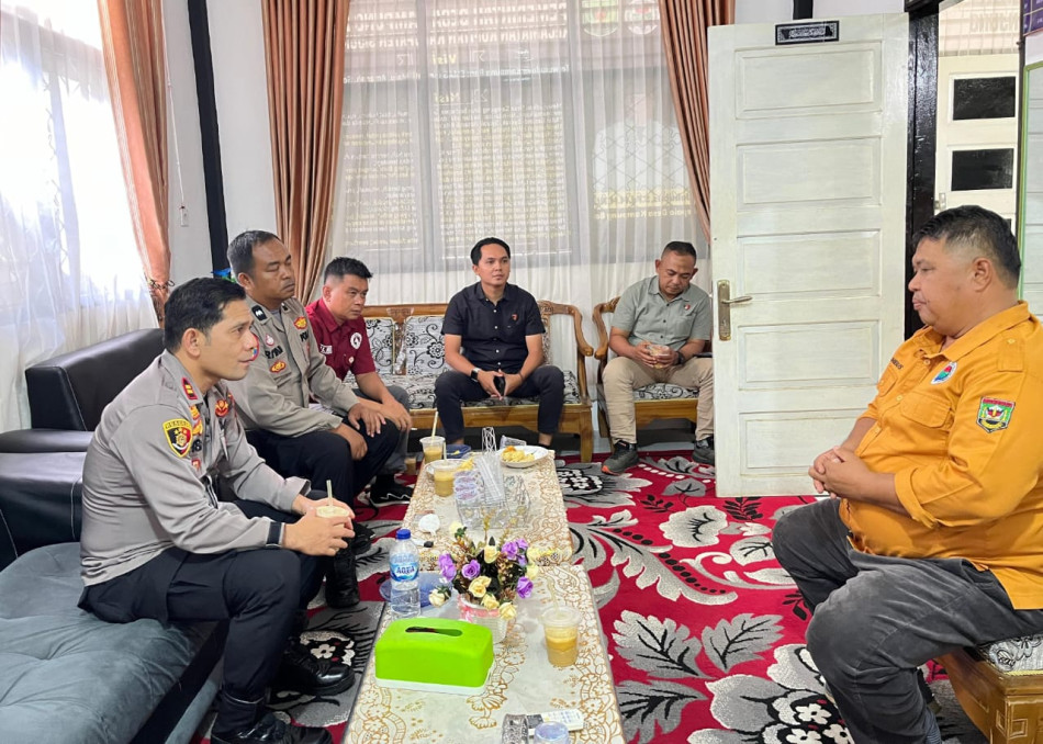 Kapolsek IV Nagari Berikan Bantuan di  Desa Kampung Baru