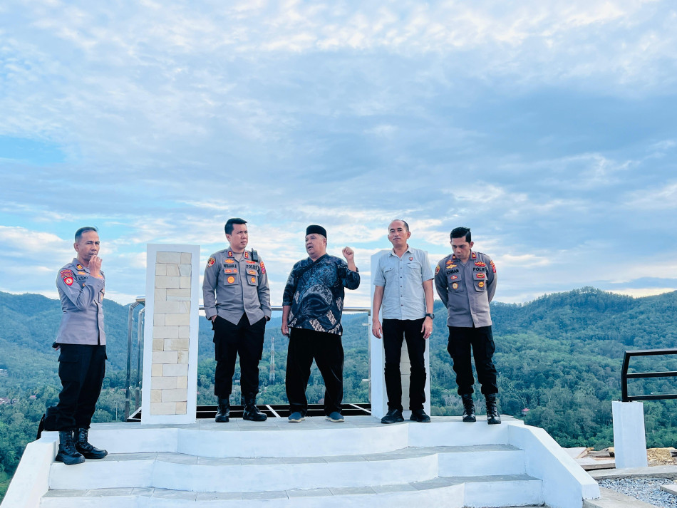 Plesiran Bersama Anggota, Kapolres AKBP William Harbensyah Takjub di Puncak Bukit Ponggang