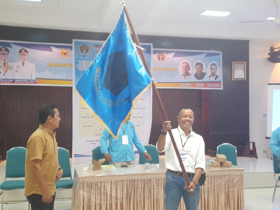 Air Mata Mengalir di Pipi, Setelah Chandra Antoni Terpilih Jadi Ketua PWI Tanah Datar