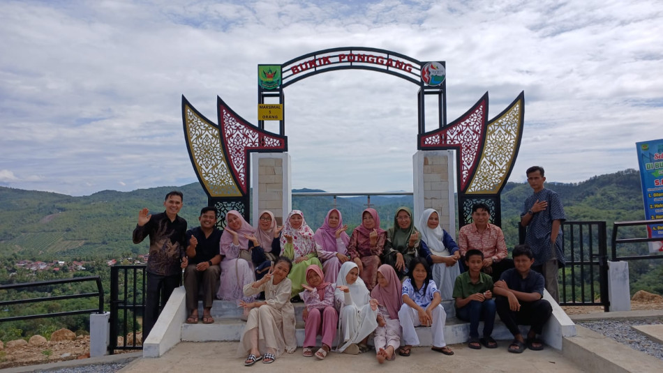 Dikelilingi Hamparan Batu Karang Putih, Kunjungan Wisata Bukit Ponggang Membludak Tiap Liburan