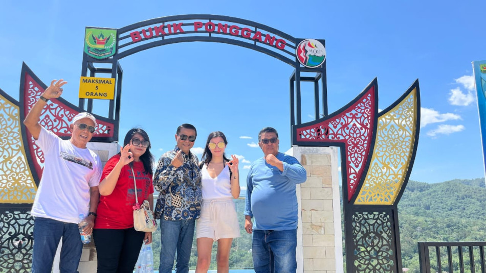 Sempat Cicipi Gulai Umbuik Batang Pisang, Bule Polandia Terpesona di Bukik Ponggang