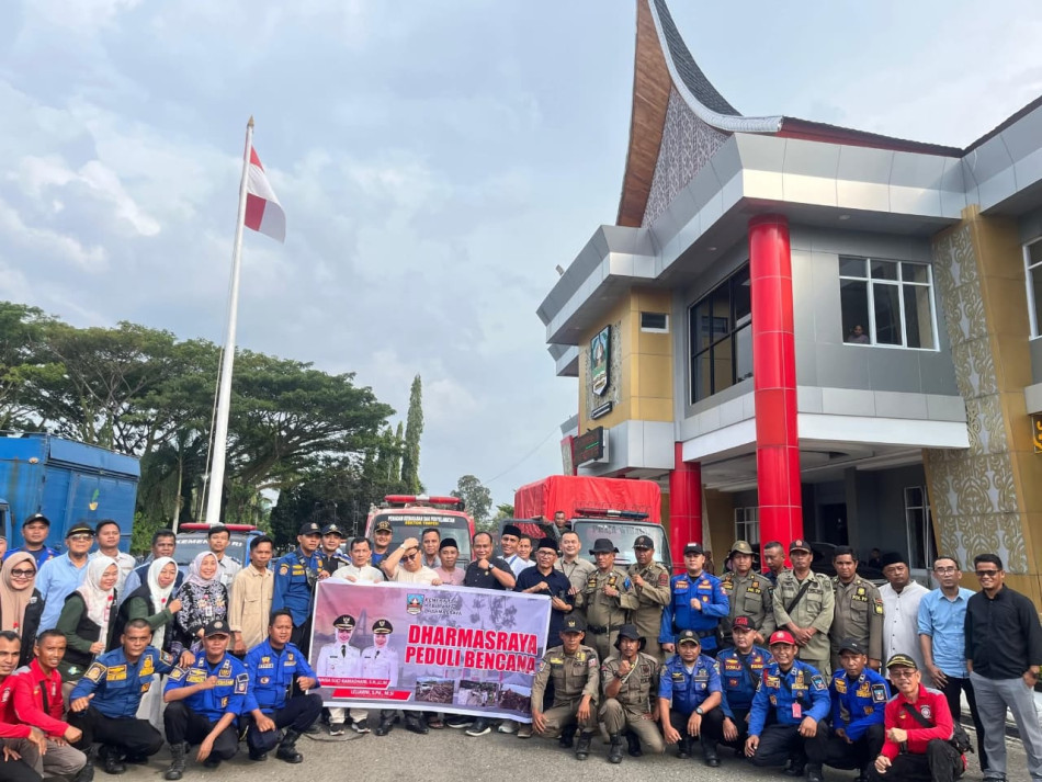 Hari Ini Donasi Dharmasraya Peduli Korban Bencana Disalurkan. Truk Pengangkut Paket Bantuan Menuju Posko.
