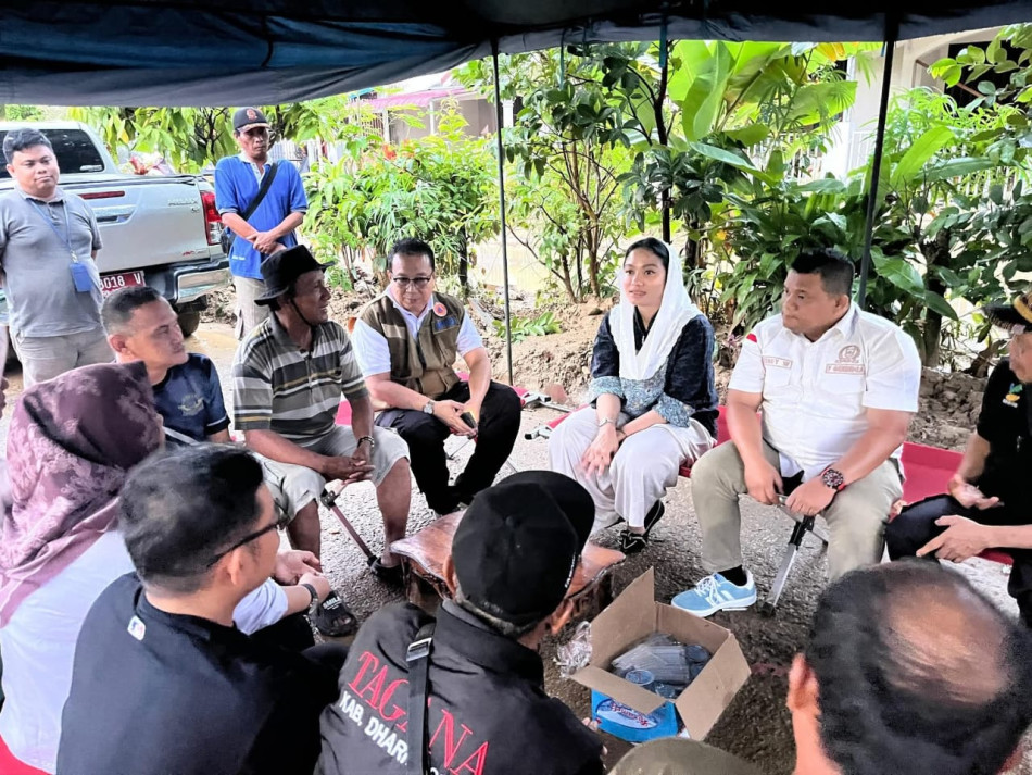 Pasca Bencana, Bupati Annisa Temui Para Relawan Dharmasraya di Posko Padang