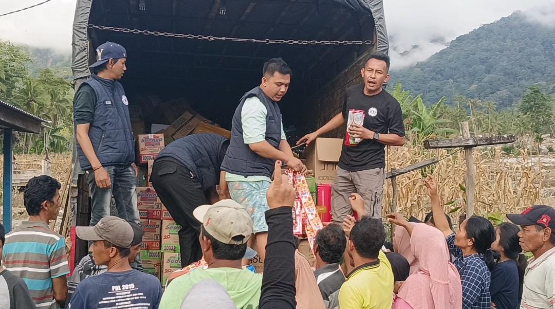 Jurnalis Batam Perjuangkan Bantuan Hingga ke Tangan Korban Bencana di 4 Jorong Terisolir di Agam