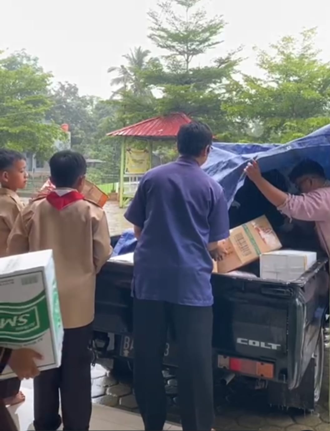 Turut Peduli Korban Bencana, SDIT Alam Talago Salurkan Bantuan ke Maninjau