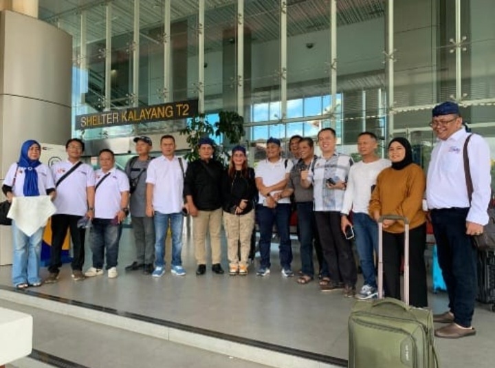 Tiba di Bandara Soekarno Hatta, Rombongan SMSI Kepri Disambut Ketua Pusat dan Dipasangkan Lomar