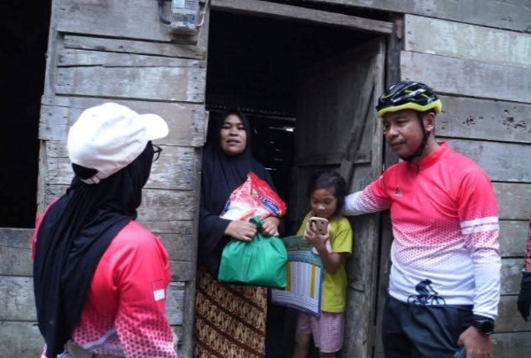 Sambut Ramadan 1447 H, Bupati Kampar Berikan Sembako Saat Gowes Bersama