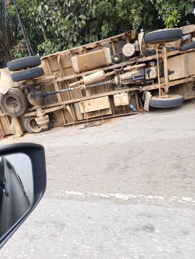 Akibat Jeleknya Kondisi Jalan Lintas Sumatra, Truk Pengangkut Sawit Rebah Kuda di Sungai Betung