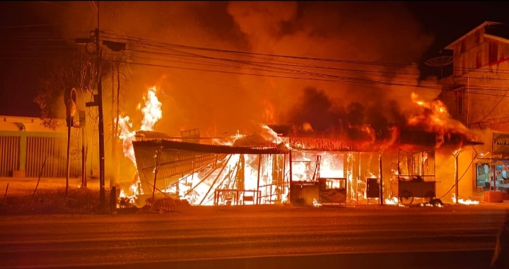 Kebakaran Hebat di Sungai Tambang. 4 Ruko, 1 Rumah Jadi Arang Saat Salat Tarawih