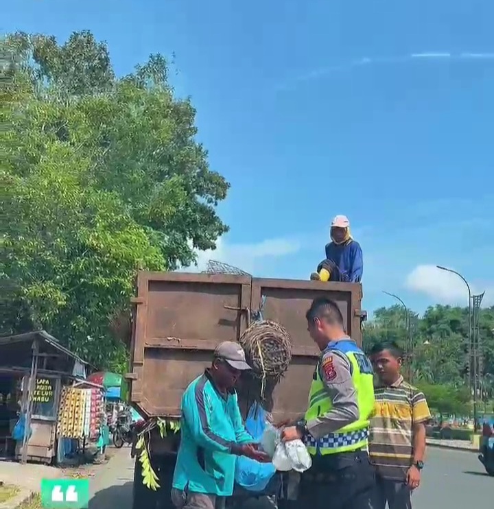 Satlantas Polres Sijunjung Rutin Bagikan Makanan Kepada Pengguna Jalan dan Warga Tak Mampu