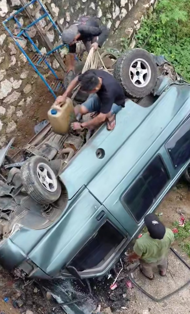 Hantam Mobil Parkir di Jalinsum, 6 Penumpang Travel Dilarikan ke RSUD